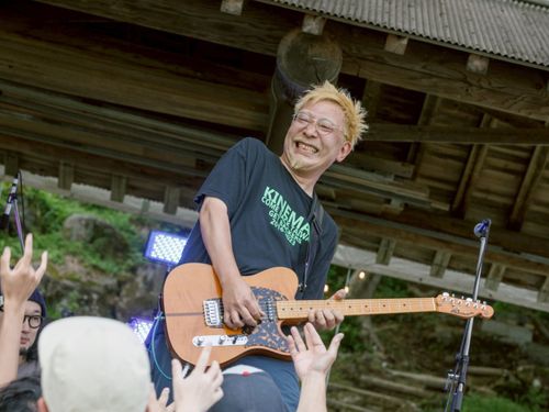 夏のスキー場で開催するハチ北ミュージックフェスを運営するムッティーさん
