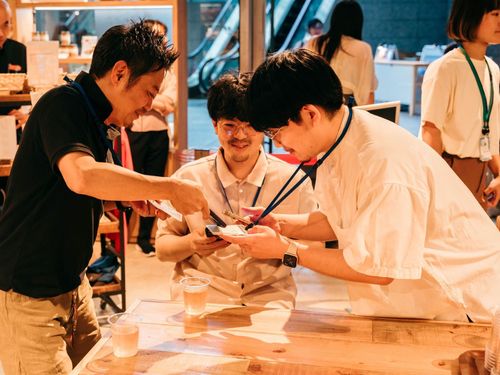 デジタル名刺で海士町をPRする様子　