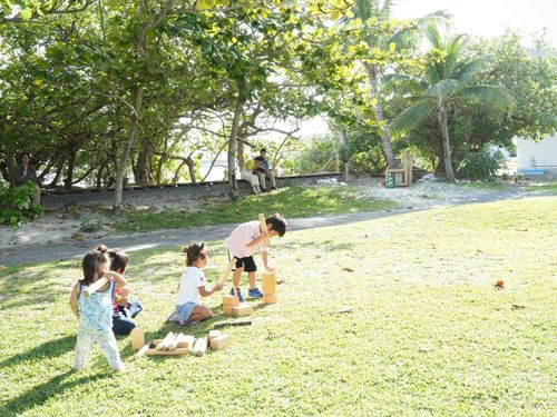 父島の直売所のすぐ裏は公園と美しい海。島のこどもたちの姿も。