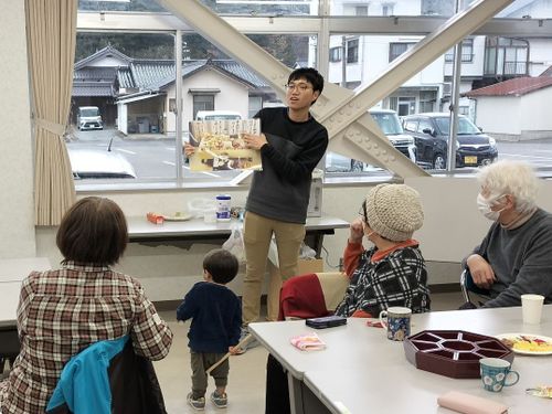 山本隊員　定期開催している交流サロンの様子