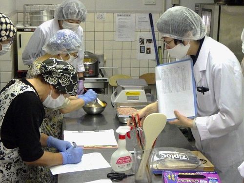 担々肉味噌を試作している様子