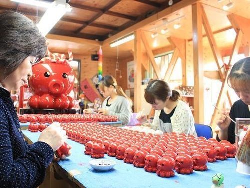 オクトパス君文鎮、色塗り作業の様子
