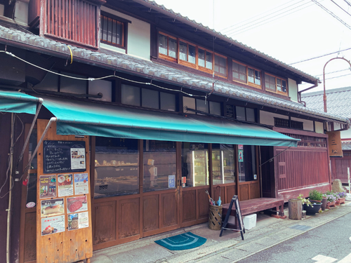 風情のある店舗は古民家を移築されたもの