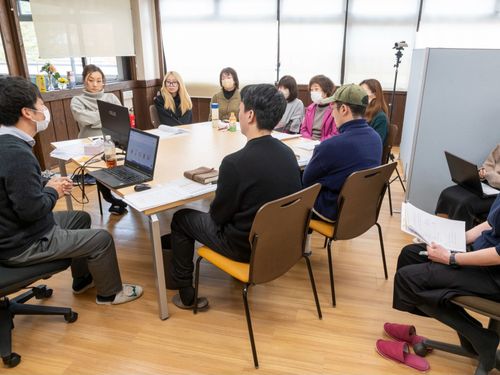 従業員は14名（20代～60代まで幅広い年代層）