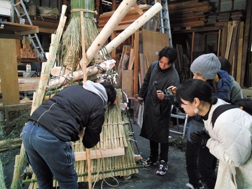 松明部分も毎年新たに製作。主催の「暮らし観光まち歩き」で製作現場にお邪魔しました