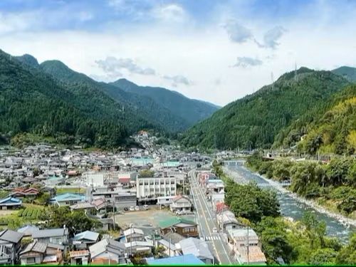 山間のまち。中心部はぎゅっとまとまるウォーカブルタウン