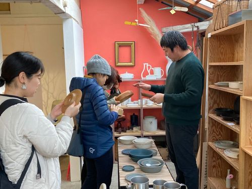 店内には、オリジナル＆セレクトされた商品・古いものがミックスされて並んでいます