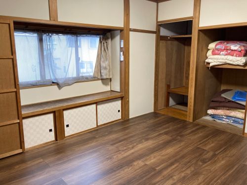 シェアハウスの個室をお使いいただきます（クーラーもあります！）