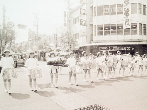 約40年前の中心市街地。 たくさんの人がまちなかを楽しんでいました。