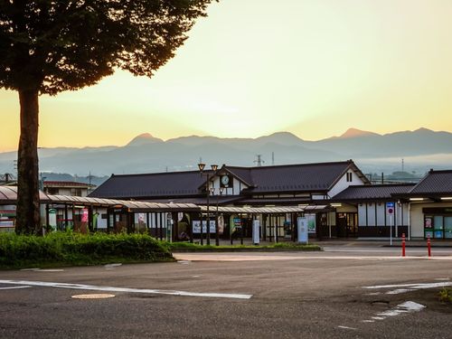 山に囲まれた渋川駅