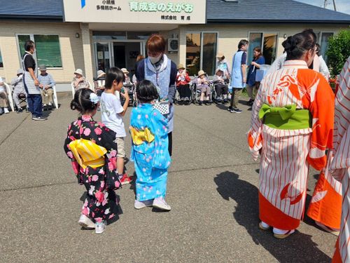披露先の福祉施設にて、見学の息子にもおやつを渡してくださいました