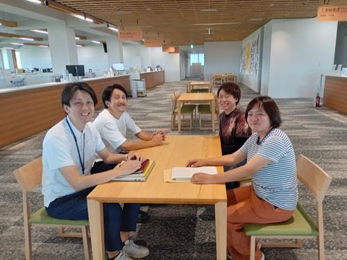 現役隊員３名と行政担当者のミーティング風景