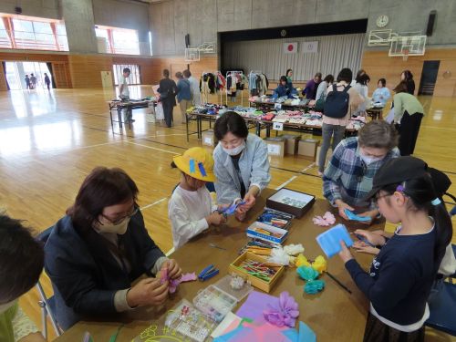 子どもから高齢者まで、多世代が自然に関わるイベントも開催されています 