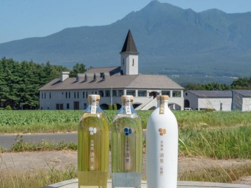 グッドデザイン賞にも選ばれた清里焼酎のボトル。洗練された味わいを楽しめます