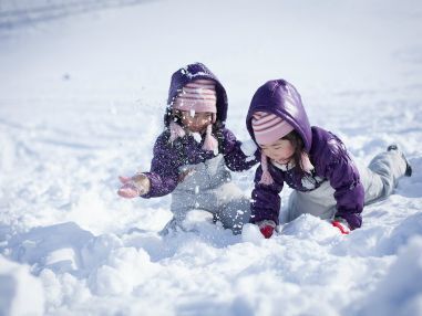 雪を使用した体験教育プログラムを行っております。