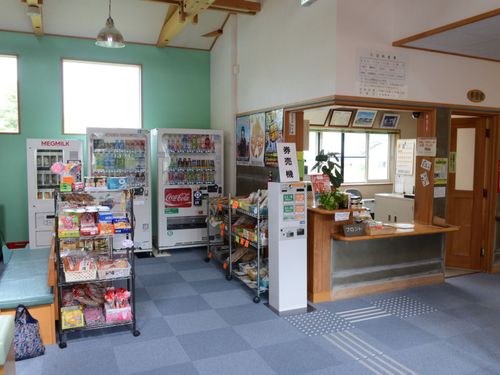 窓口と売店の様子。繁忙期には一日120人が訪れます