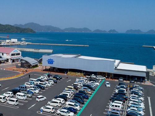 海辺に位置するセンザキッチン