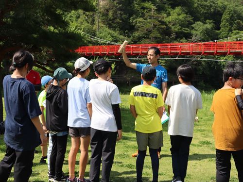 大自然のなかで子どもたちにスポーツを教えることができます 