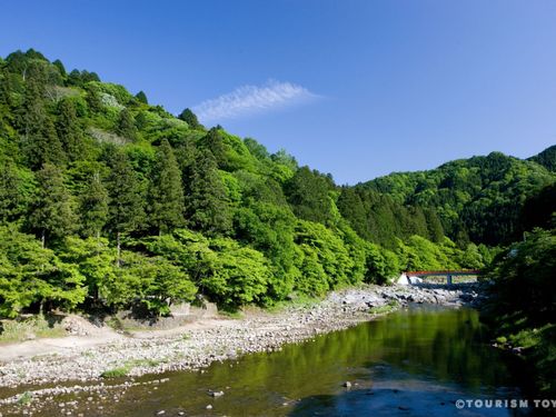 山村に広がるフィールドがあなたを待っています