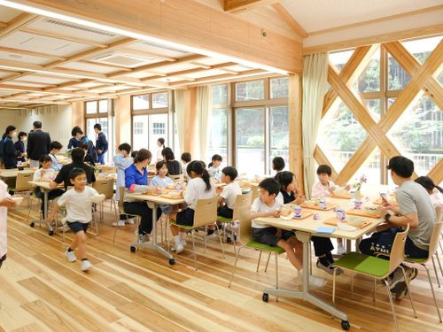村唯一の小中一貫校。幅広い年齢の子どもたちが一緒に学びます。（平日見学可）