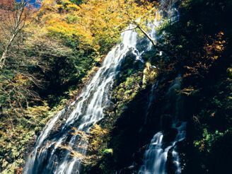 日本の滝100選に選ばれた「龍双ヶ滝」