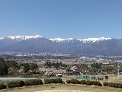 市の東側から見る街の様子と中央アルプス