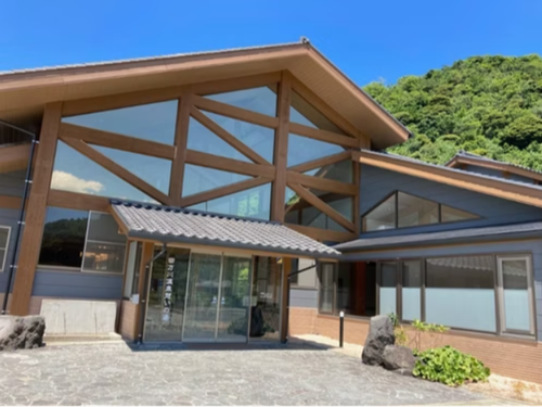 近くにはキャンプ場や温泉施設があります。