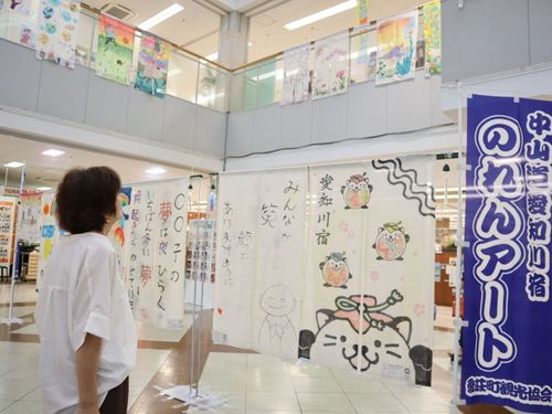 「6色の絵の具を混ぜて色を作った」と振り返る瀧沢さん。