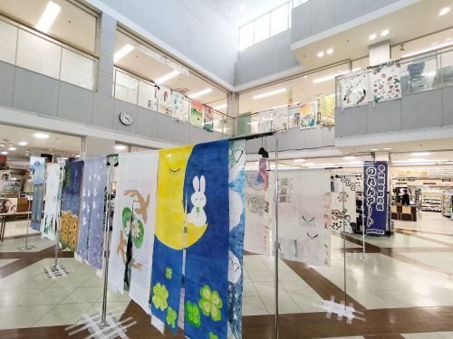 平和堂での展示の様子。色鮮やかなのれんがずらりと並びます。