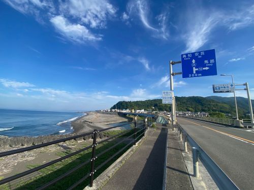 どこまでも続く青い空と海