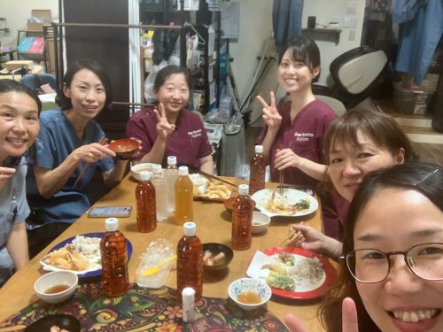食卓を囲んで笑顔が弾ける！「にじいろ」スタッフみんなの和やかな食事風景