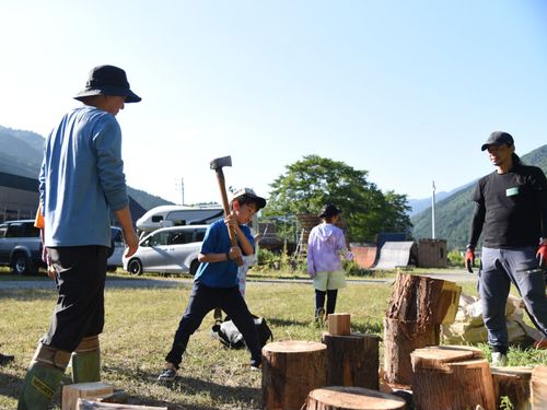 地元林業会社のご協力で、本格的な薪割り体験も