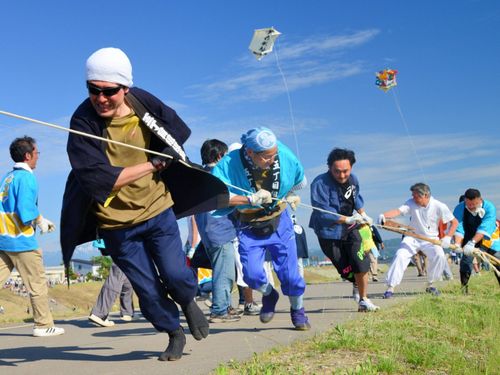 大凧合戦の様子