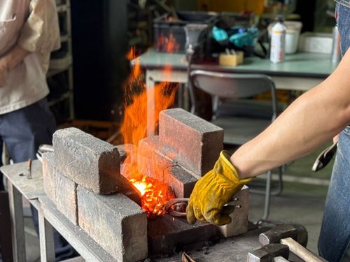 実際に工場が見学できるオープンファクトリーや鍛冶が体験できる施設もあります