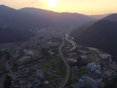 湯沢町は、山に囲まれた人口8000人の町。