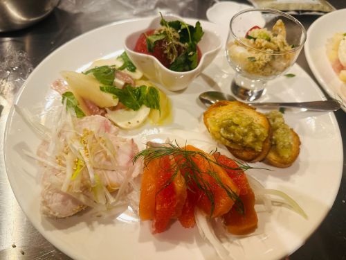 新鮮野菜を使った古民家のらのらの美味しい食事は大人気