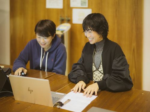 久高島よりオンライン編集会議を実施