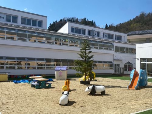 のびのび遊べる中庭が魅力のこども園