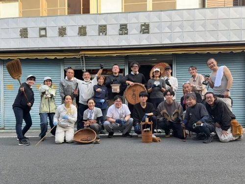 リノベーション予定の物件を地域の方と一緒に清掃。