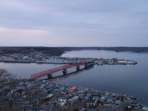 湖南地区と湖北地区を結ぶ、厚岸湖に架かる厚岸大橋。