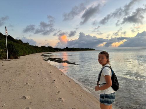 竹富島の西桟橋からコンドイビーチへと続く美しい海岸線の夕暮れ時の風景