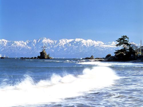 日本の渚100選にも選ばれている「雨晴海岸」