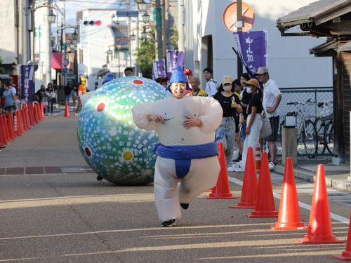 びん手まりころがしは、コースの半ばで観戦するとスピード感を味わえるそうです。