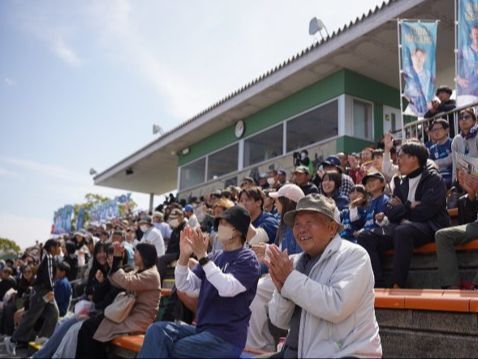 スポーツイベントに集まる人々