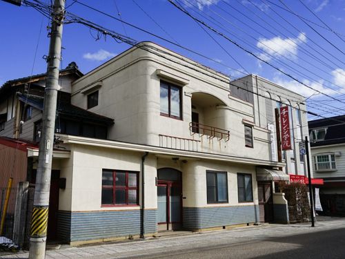 先端的な建築様式が取り入れられた外観