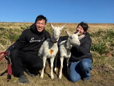 ▲3頭のヤギとともに、山の中での暮らしを満喫中