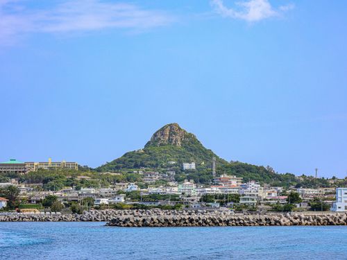 島のシンボル「城山」がある人口約4200人の沖縄の島です