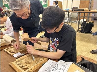 井波彫刻塾にて彫刻に励む奥崎さん