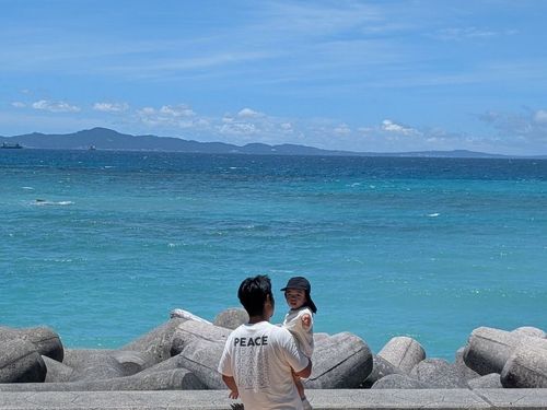 旦那さんと息子、自然の中で家族と過ごす休日