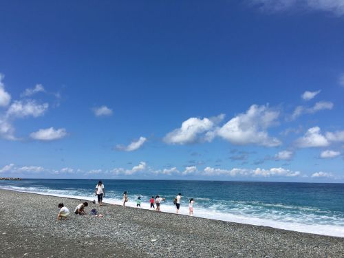 【海】ヒスイ石が打ち上がるヒスイ海岸。石ころ探しは、子どもも大人も思わず夢中に。